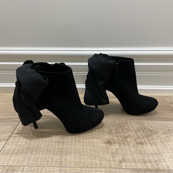 Alexander McQueen black suede platform high heel ankle bootie back bow size 38 - Picture 3 of 6